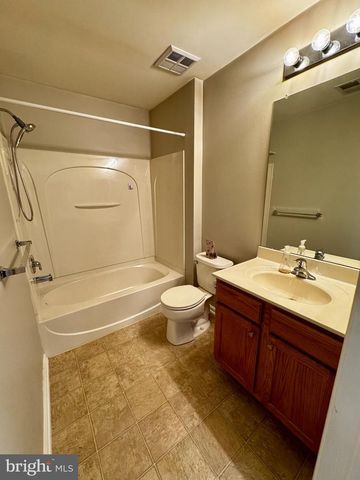 136 LIONHEART LN, West Deptford, NJ 08086
