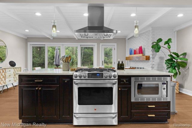 34281 W Thornbrook Drive, Farmington Hills, MI 48335
