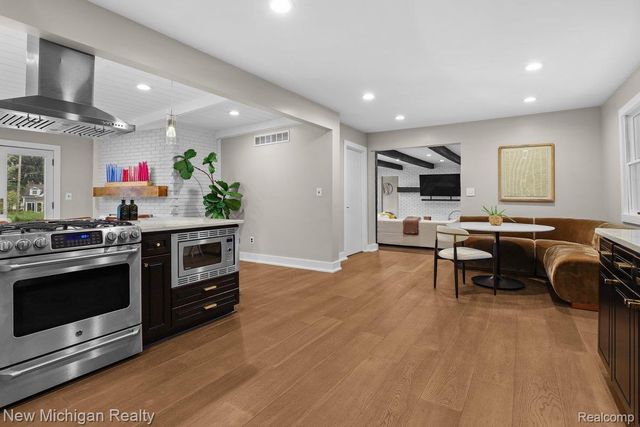 34281 W Thornbrook Drive, Farmington Hills, MI 48335