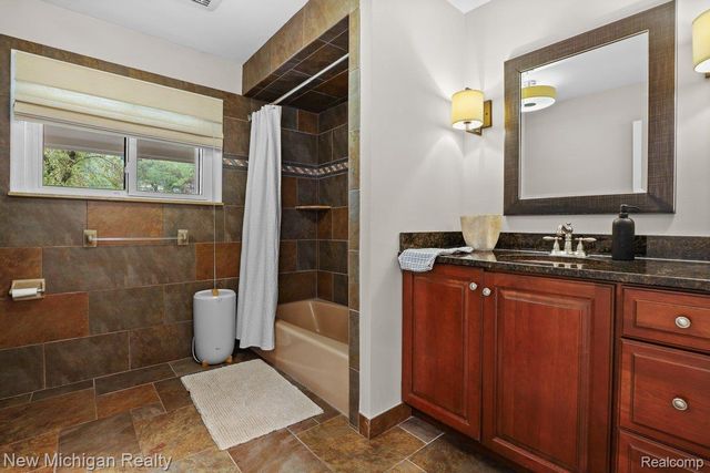 34281 W Thornbrook Drive, Farmington Hills, MI 48335