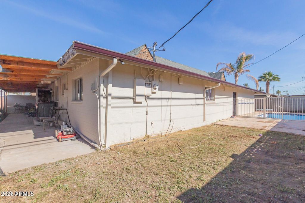 Image 10 of property listing at 3437 W BELMONT Avenue, Phoenix, AZ 85051