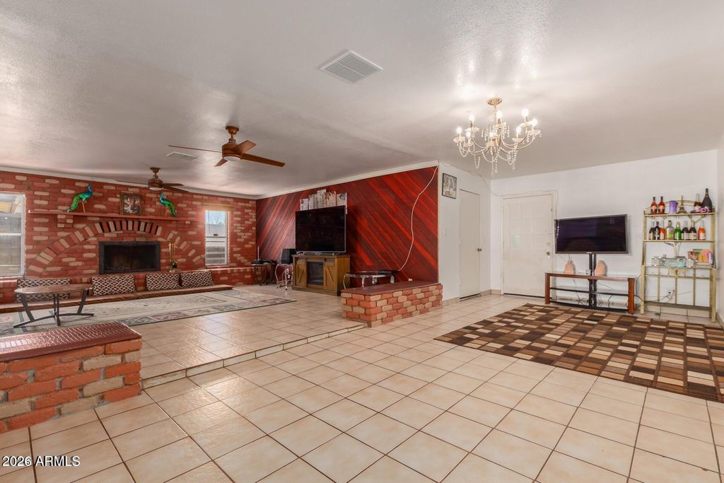 Image 9 of property listing at 3437 W BELMONT Avenue, Phoenix, AZ 85051