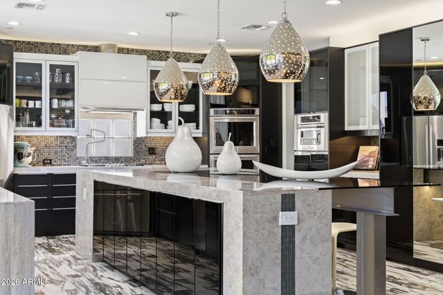 8614 E BERRIDGE Lane, Scottsdale, AZ 85250