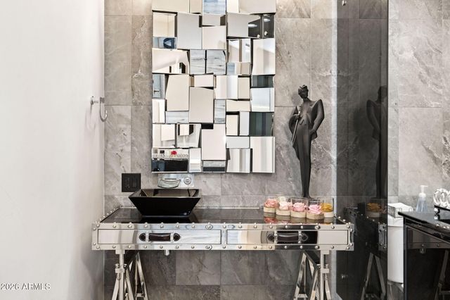 8614 E BERRIDGE Lane, Scottsdale, AZ 85250