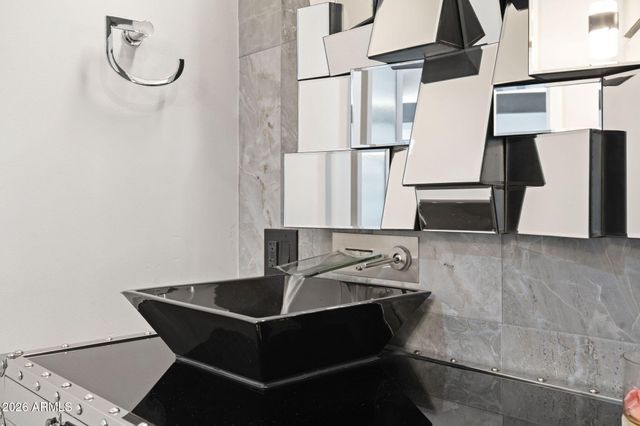 8614 E BERRIDGE Lane, Scottsdale, AZ 85250