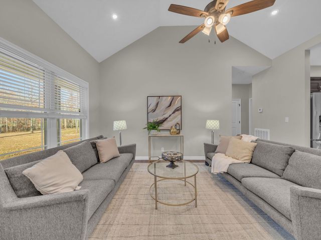 371 McElhiney Rd, Dickson, TN 37055