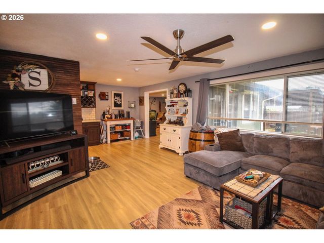 1091 Se ELM St, Dundee, OR 97115