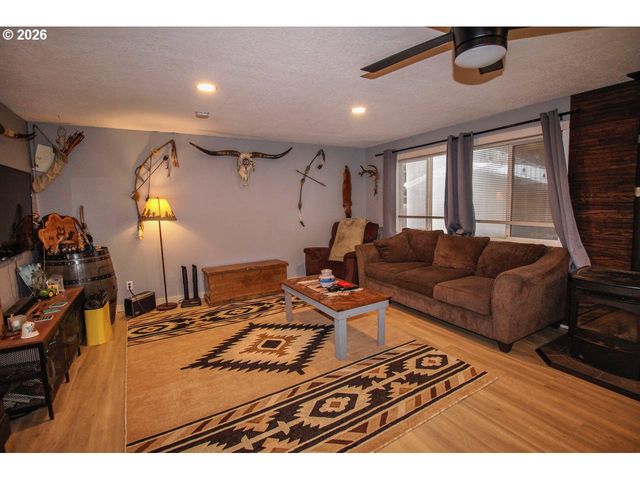 1091 Se ELM St, Dundee, OR 97115