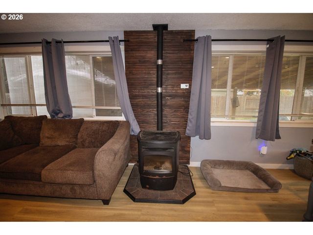 1091 Se ELM St, Dundee, OR 97115