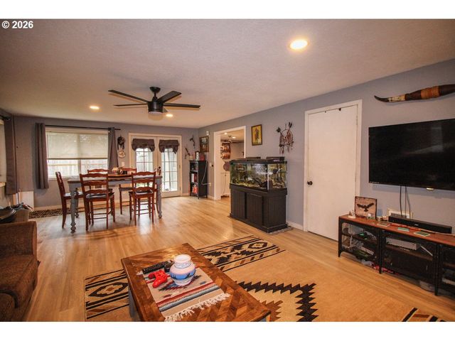 1091 Se ELM St, Dundee, OR 97115