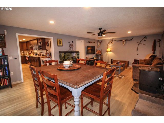 1091 Se ELM St, Dundee, OR 97115