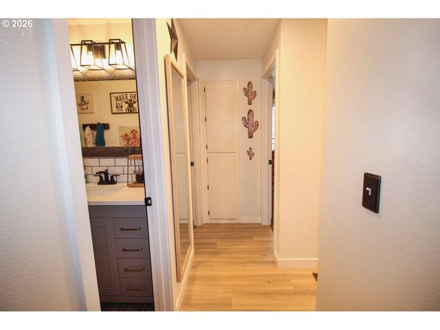 1091 Se ELM St, Dundee, OR 97115