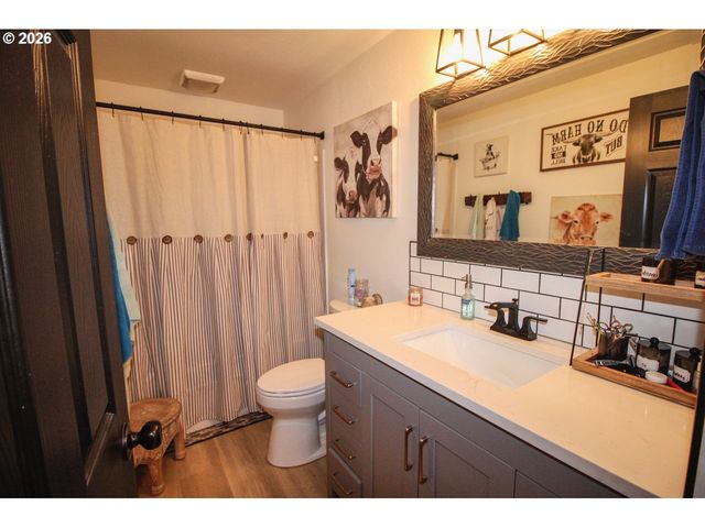 1091 Se ELM St, Dundee, OR 97115