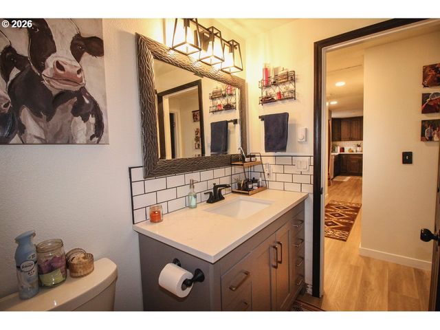 1091 Se ELM St, Dundee, OR 97115