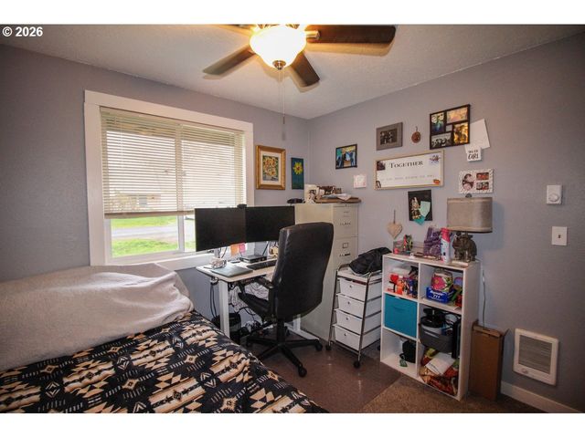 1091 Se ELM St, Dundee, OR 97115