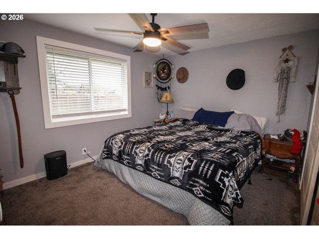 1091 Se ELM St, Dundee, OR 97115