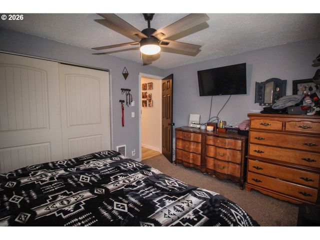 1091 Se ELM St, Dundee, OR 97115