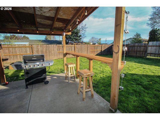 1091 Se ELM St, Dundee, OR 97115