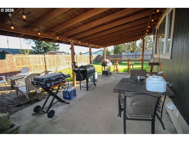 1091 Se ELM St, Dundee, OR 97115