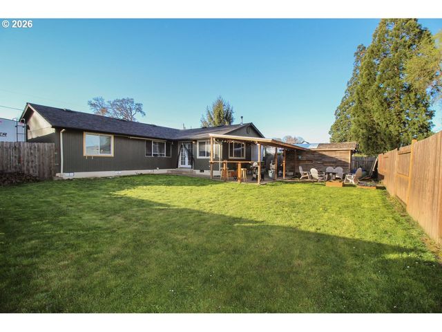 1091 Se ELM St, Dundee, OR 97115