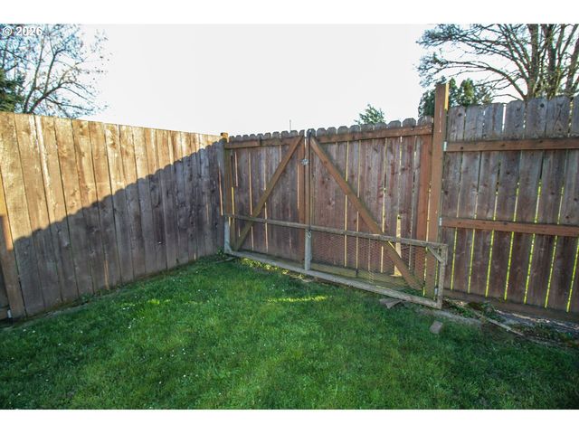 1091 Se ELM St, Dundee, OR 97115