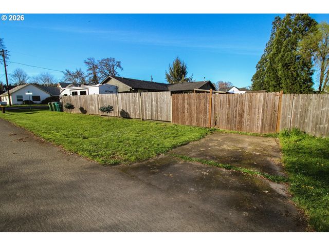 1091 Se ELM St, Dundee, OR 97115