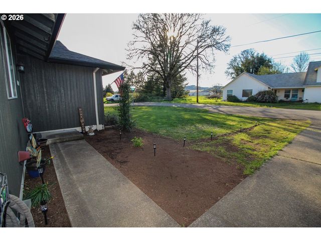 1091 Se ELM St, Dundee, OR 97115