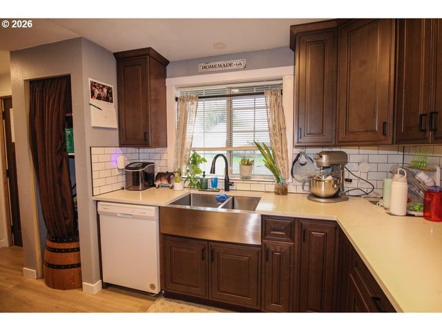 1091 Se ELM St, Dundee, OR 97115