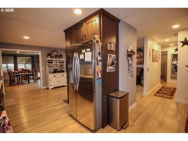 1091 Se ELM St, Dundee, OR 97115