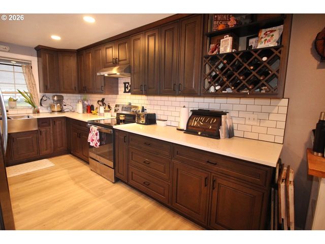 1091 Se ELM St, Dundee, OR 97115