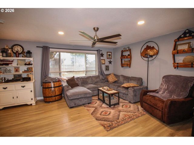 1091 Se ELM St, Dundee, OR 97115