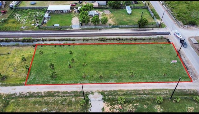 6 Cindy Palmer Lane, Dickinson, TX 77539