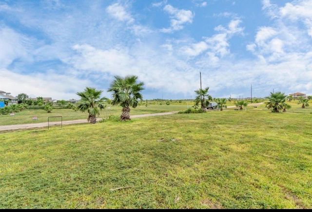 6 Cindy Palmer Lane, Dickinson, TX 77539