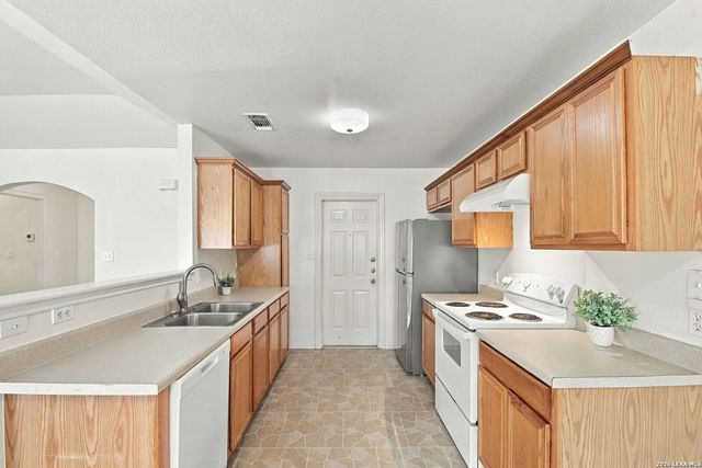 1320 SUMMERWOOD DR, New Braunfels, TX 78130