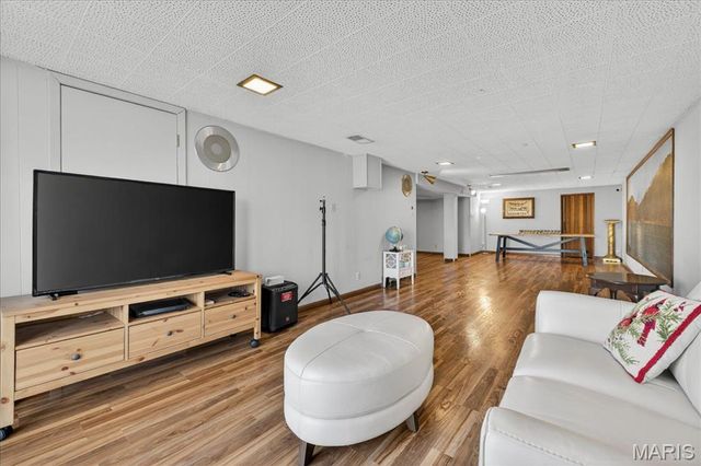 6 Nassau Circle, Creve Coeur, MO 63146