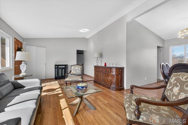 6 Nassau Circle, Creve Coeur, MO 63146