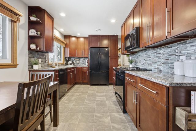 90 25th Avenue N, Fargo, ND 58102