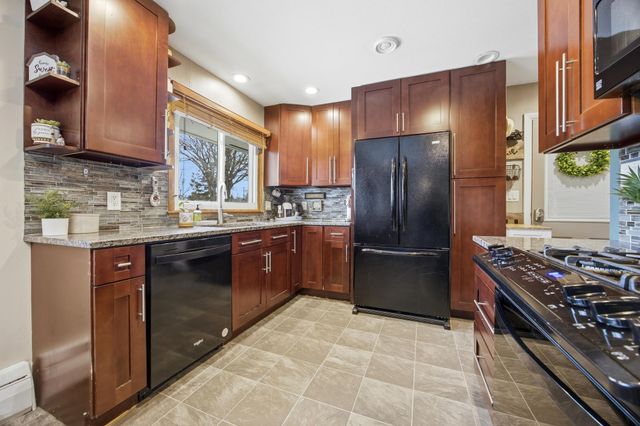 90 25th Avenue N, Fargo, ND 58102