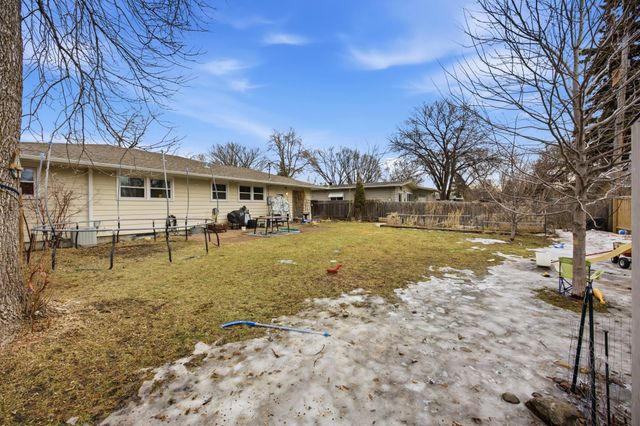 90 25th Avenue N, Fargo, ND 58102