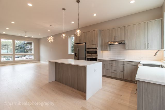 1221 E Marquette Road, Chicago, IL 60637