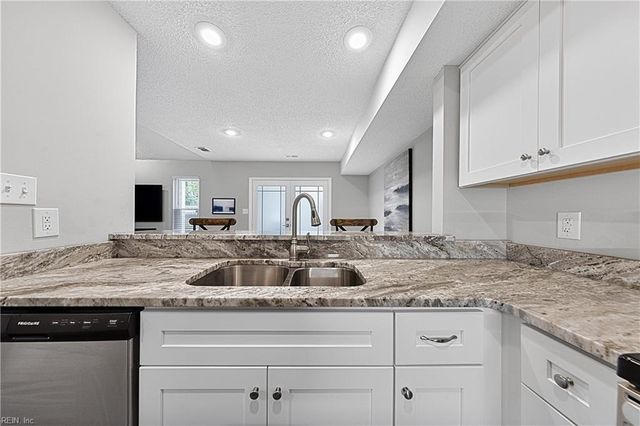 918 Woodcreek DR, Newport News, VA 23608