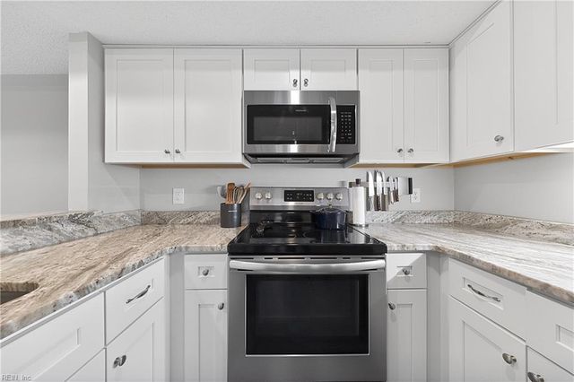 918 Woodcreek DR, Newport News, VA 23608