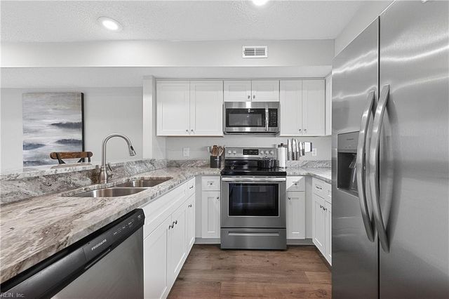 918 Woodcreek DR, Newport News, VA 23608