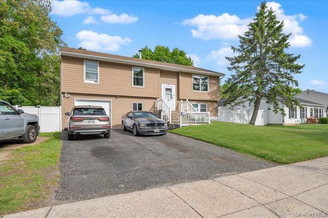 745 Greenbelt Parkway W, Holbrook, NY 11741