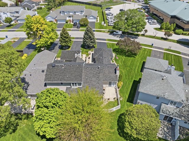 220 Holly Lane, Schererville, IN 46375