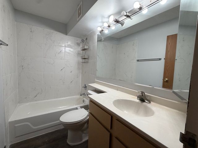1800 HUNTINGTON Boulevard 206, Hoffman Estates, IL 60169