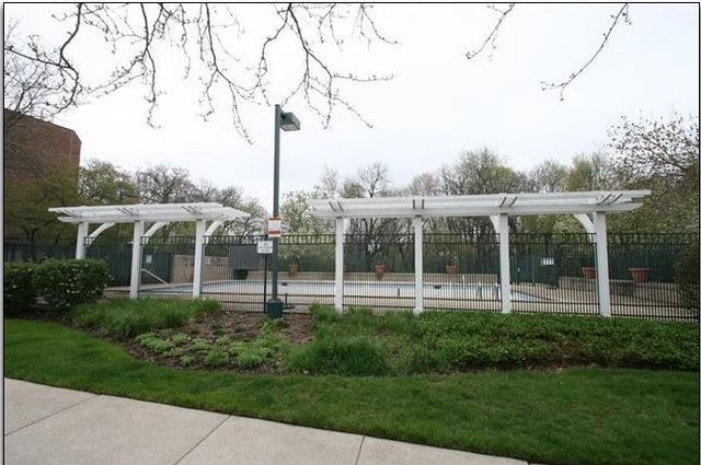 1800 HUNTINGTON Boulevard 206, Hoffman Estates, IL 60169