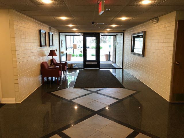 1800 HUNTINGTON Boulevard 206, Hoffman Estates, IL 60169