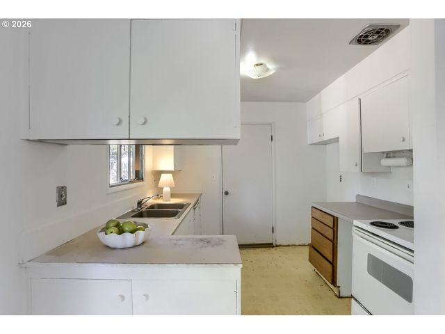17101 Se MARKET St, Portland, OR 97233