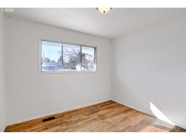 17101 Se MARKET St, Portland, OR 97233